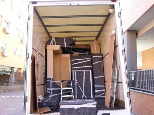 Muebles y cajas dentro de un camión