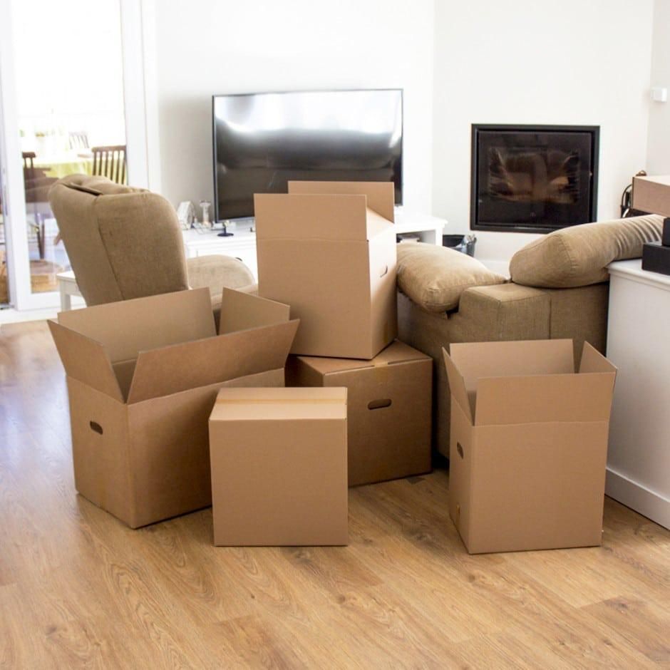 Salón con cajas de cartón