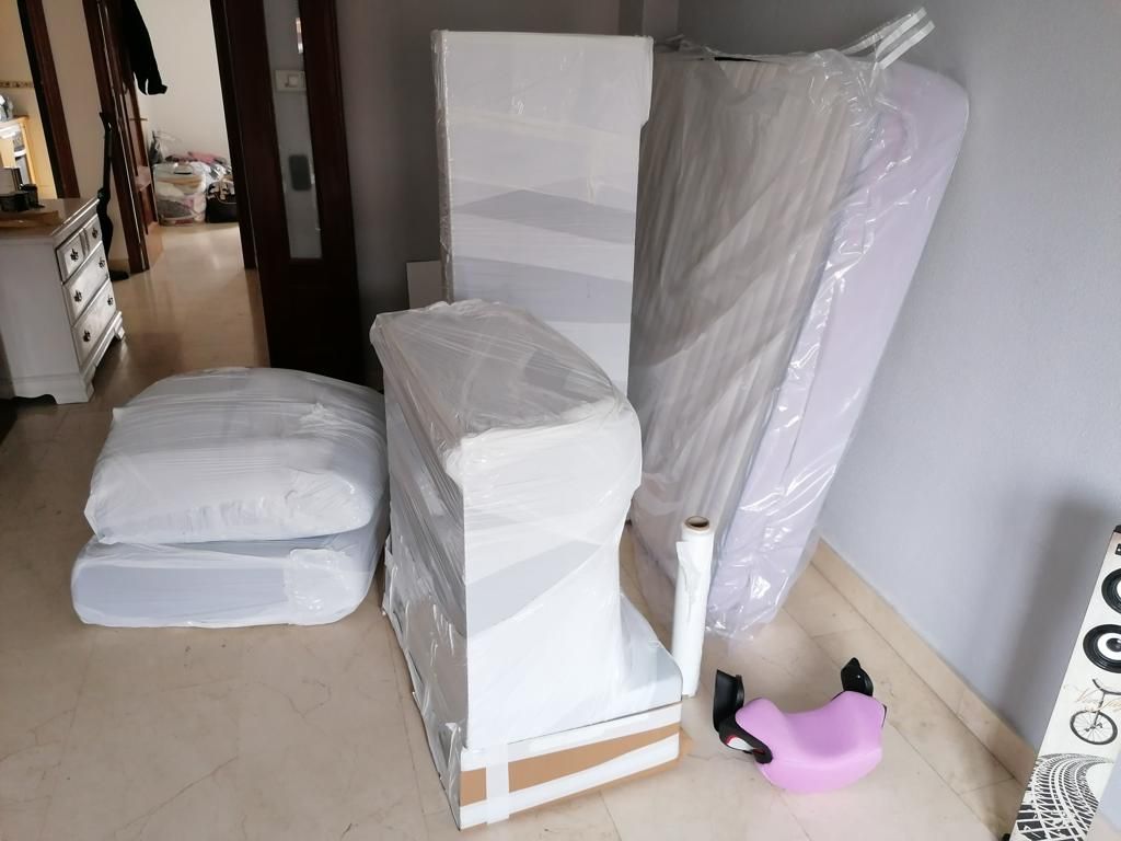 Habitación con cajas de cartón